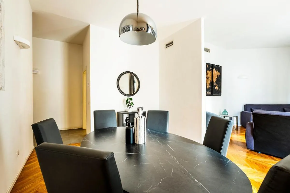 Exclusive 3 Bedrooms Apartment Near Duomo ミラノ 0*,  イタリア