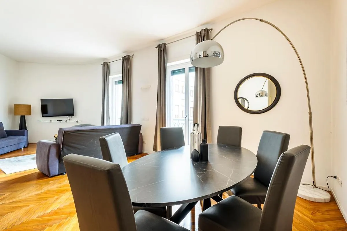 Exclusive 3 Bedrooms Apartment Near Duomo ミラノ イタリア