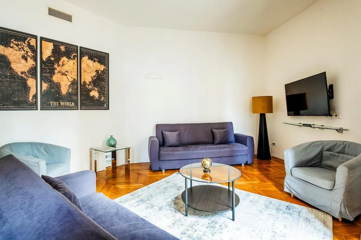 Exclusive 3 Bedrooms Apartment Near Duomo ミラノ