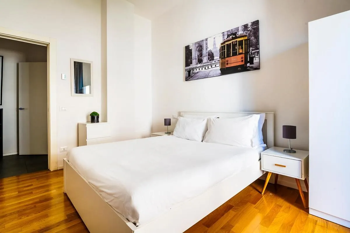 Exclusive 3 Bedrooms Apartment Near Duomo ミラノ イタリア