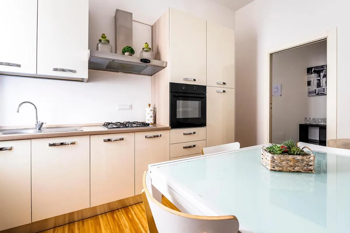 Exclusive 3 Bedrooms Apartment Near Duomo ミラノ イタリア